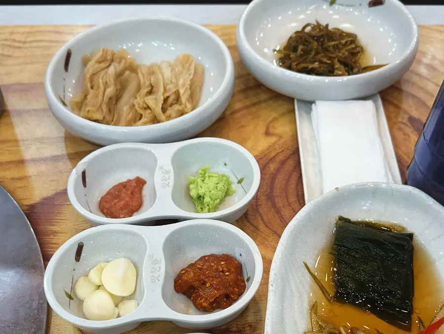 묵은지와 소금, 고추냉이 곁들임