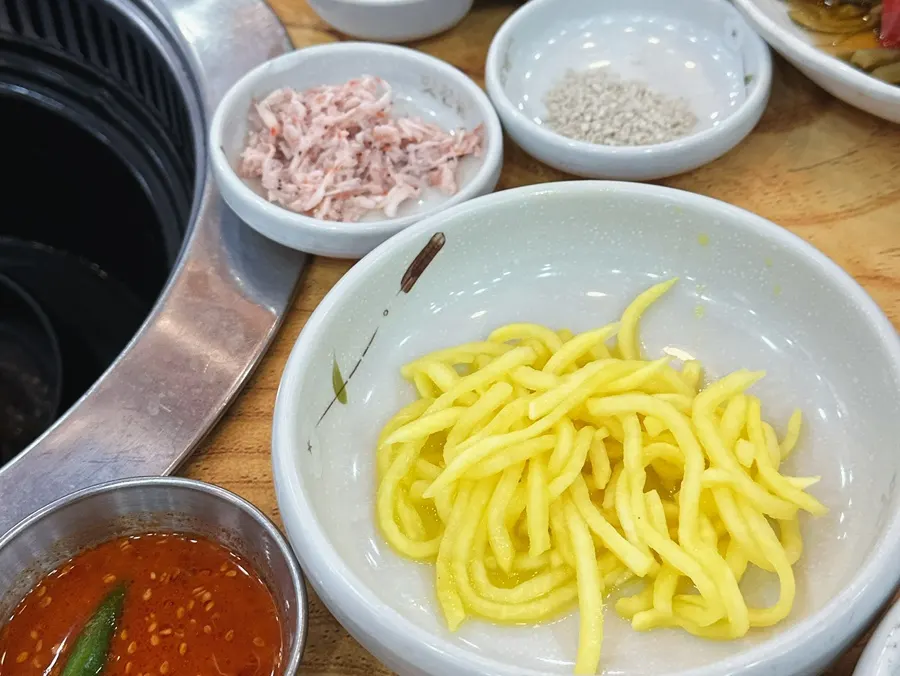 고기와 함께 먹는 곁들임 반찬 접시