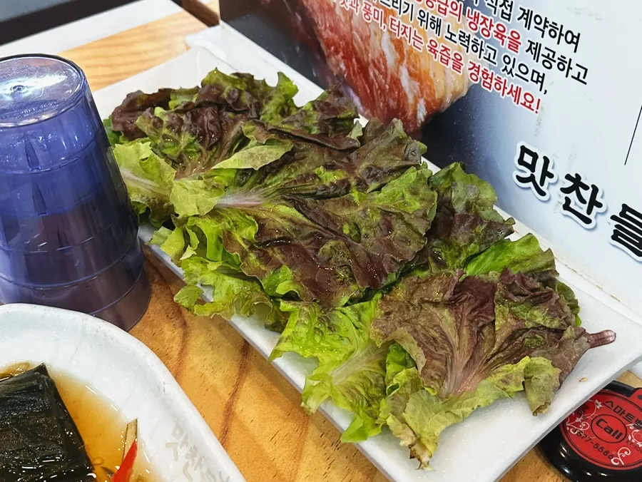 테이블에 놓인 반찬 클로즈업