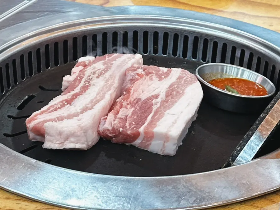 불판에 올라간 숙성 생삼겹살