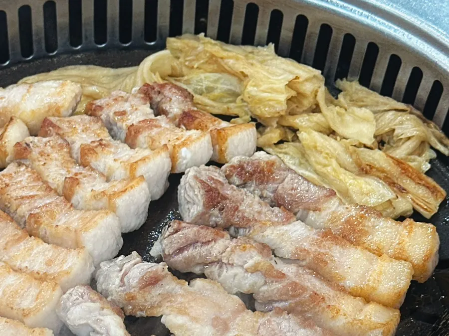 소금에 살짝 찍은 삼겹살