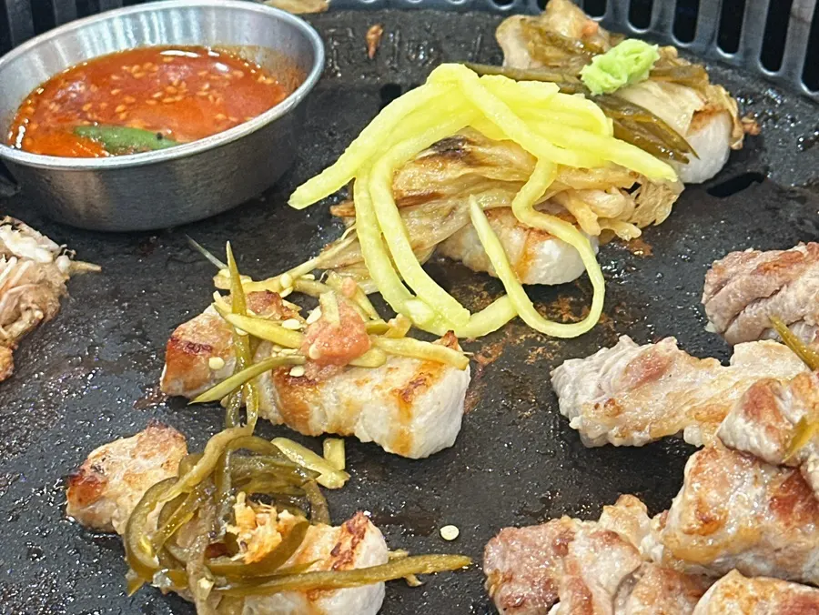 소금과 함께 먹는 삼겹살 한 점