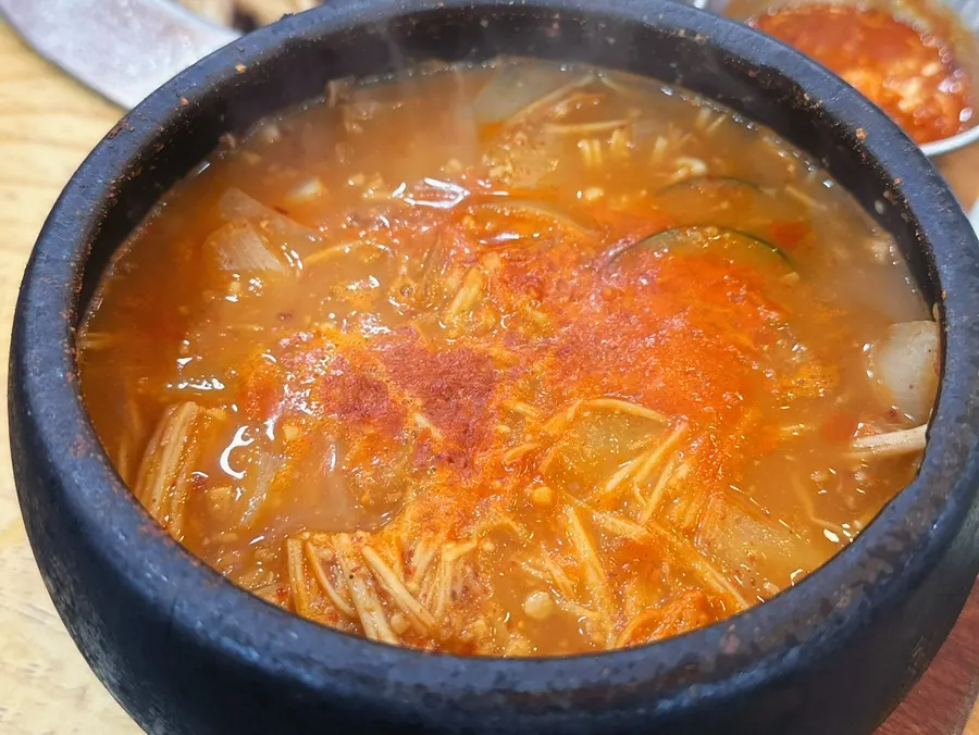 점심 특선으로 나온 돌솥밥과 된장찌개