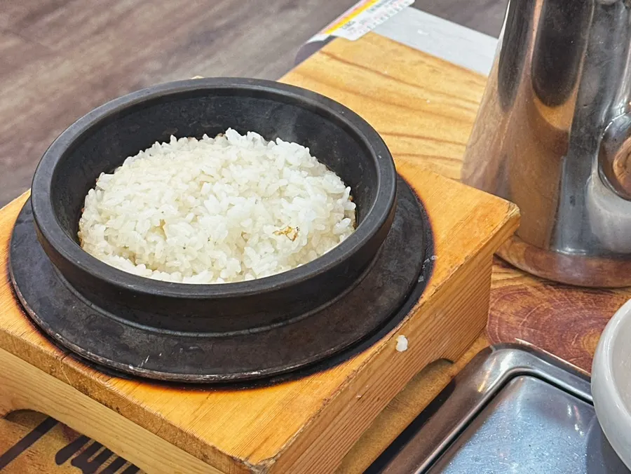 된장찌개와 함께 먹는 돌솥밥