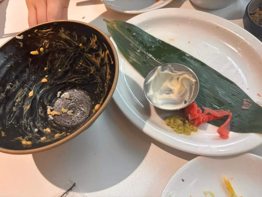 스리라차마요 소스를 곁들인 연어깍두기