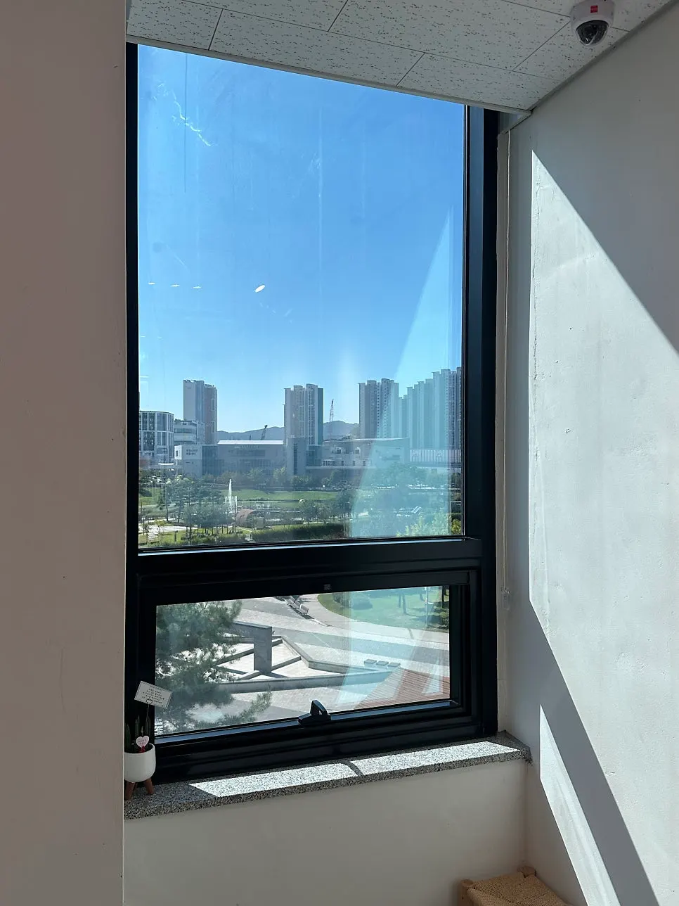 Window seat with a view of Okjeong Lake Park