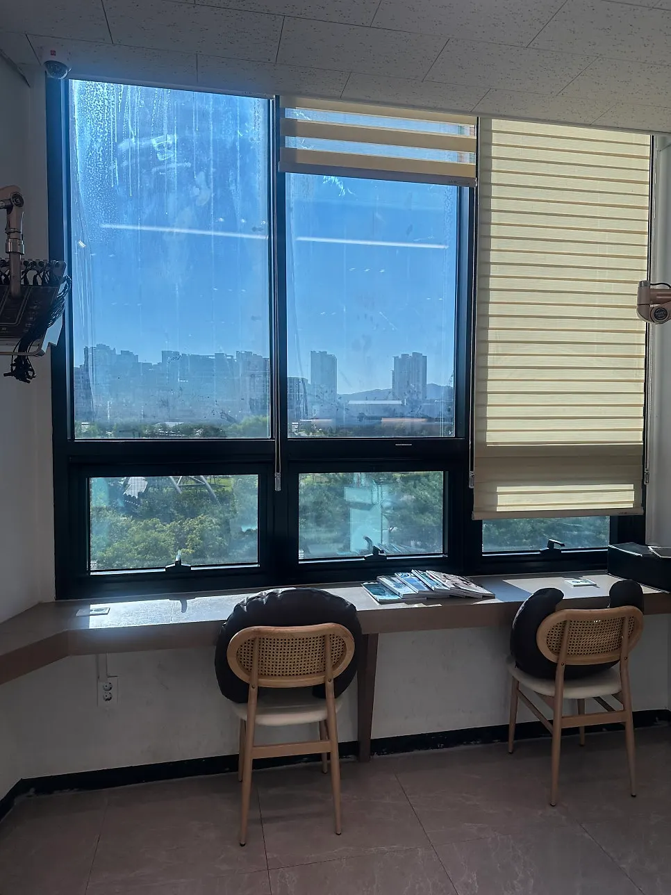 Treatment seat with a lush green view outside the window