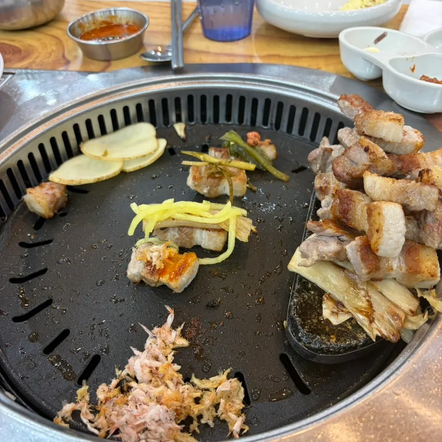 Grilled pork belly cut into bite-sized pieces
