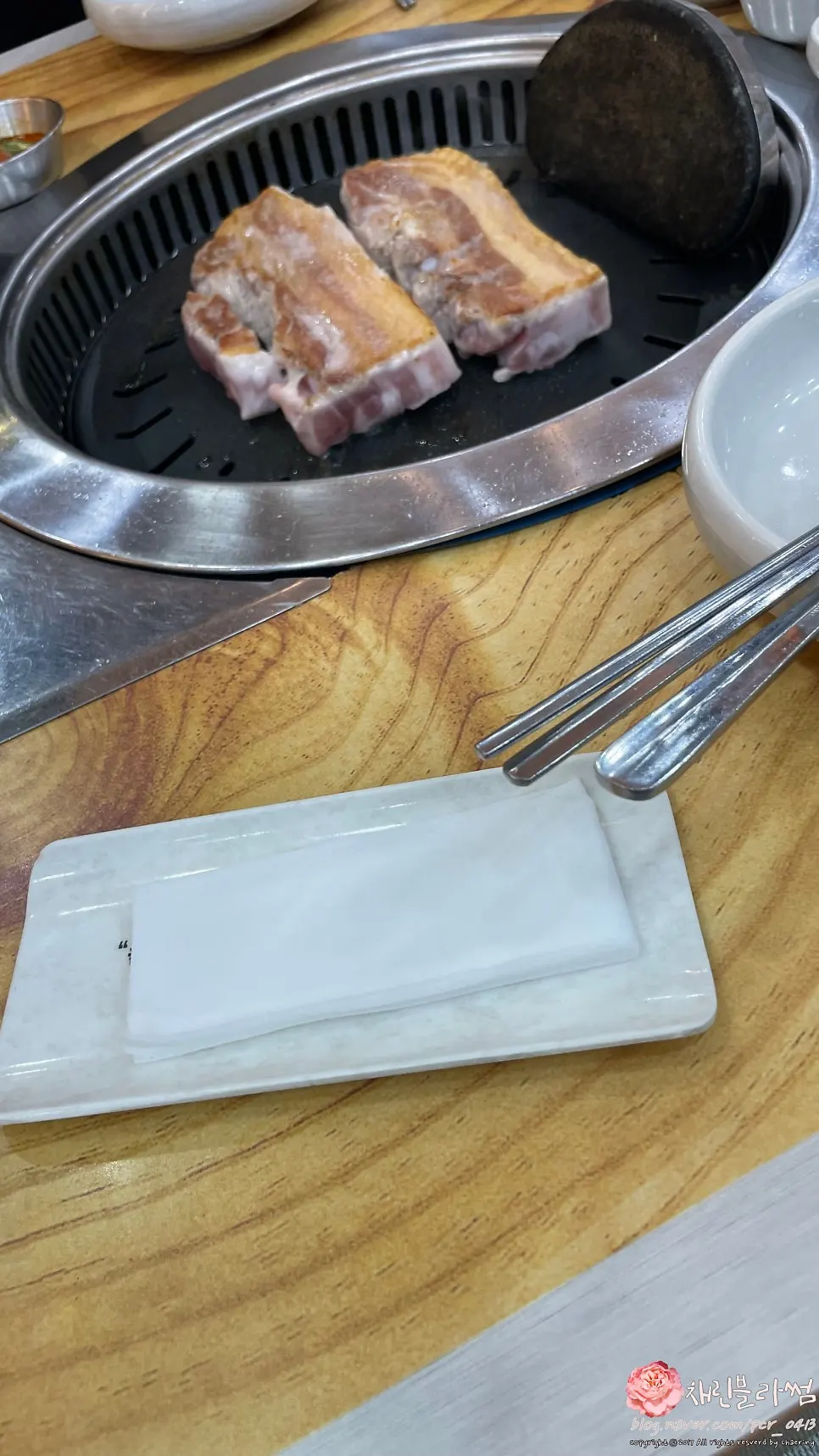 직원이 굽는 도톰한 삼겹살