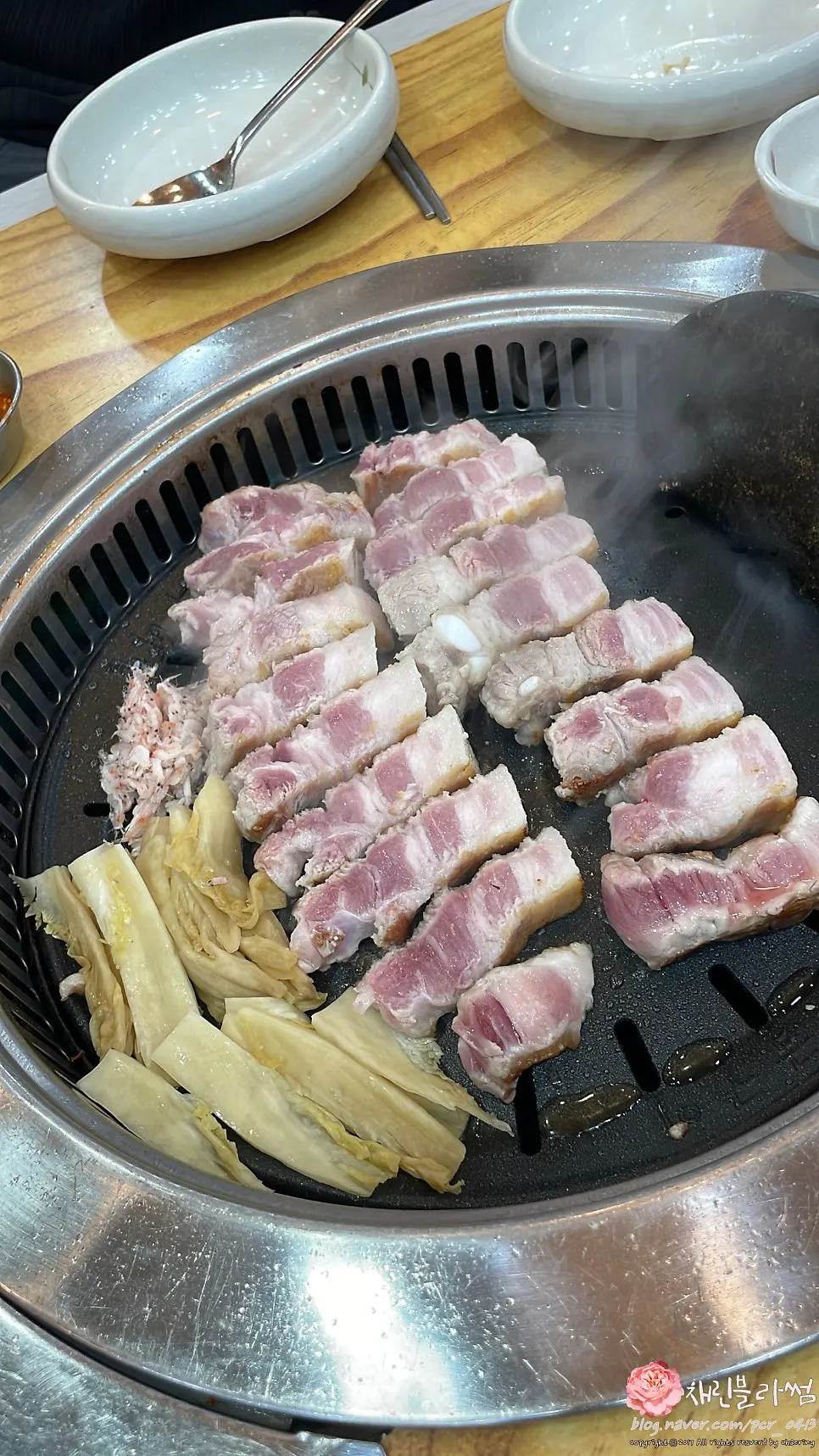 소금에 곁들인 삼겹살