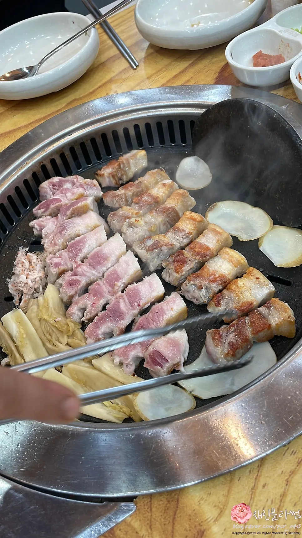 기본 반찬과 삼겹살 조합