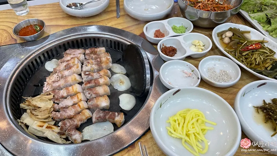 반찬과 함께 먹는 삼겹살