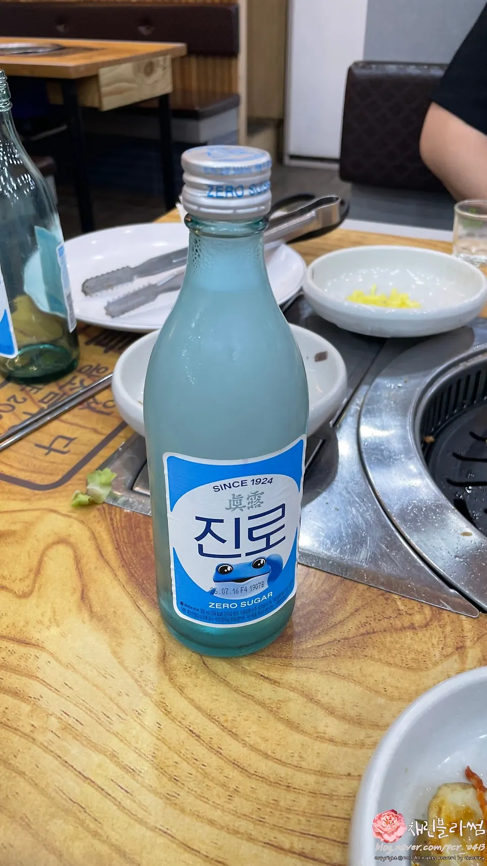 여럿이 먹기 좋은 넓은 테이블