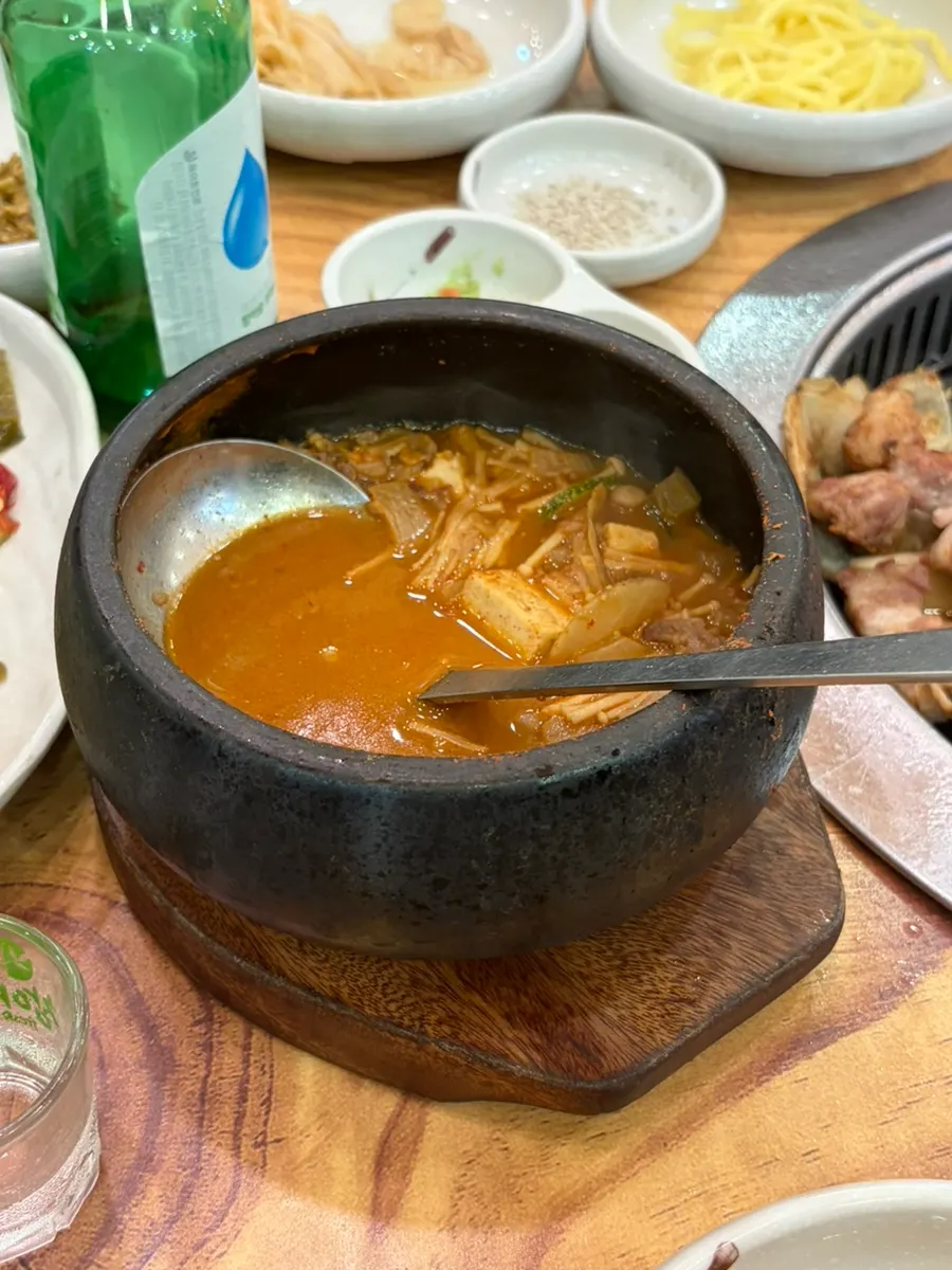 건더기 많은 차돌된장찌개 뚝배기