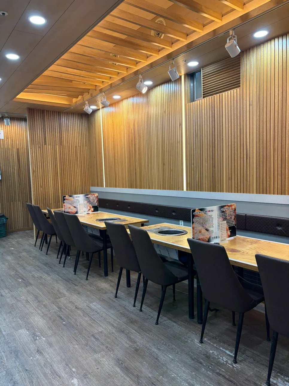 Seating and tables at Mat Chandeul Wang Sogeum Gui Yangju Branch
