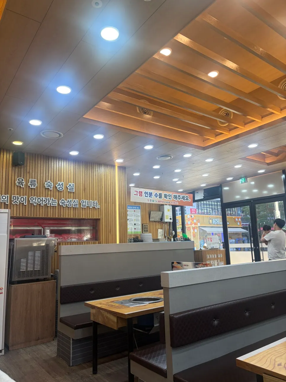 옥정 중심상가 쪽에서 보이는 고깃집 입구