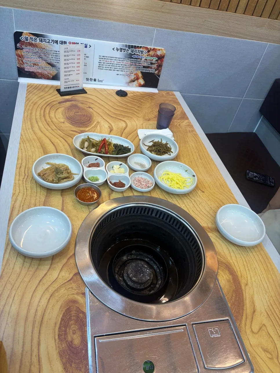 두툼하게 썰린 생삼겹살과 목살 한 접시