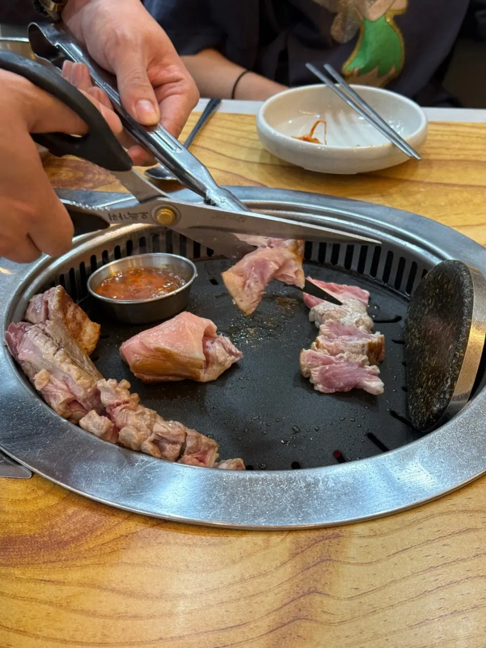 불판에 올려진 두툼한 숙성 삼겹살