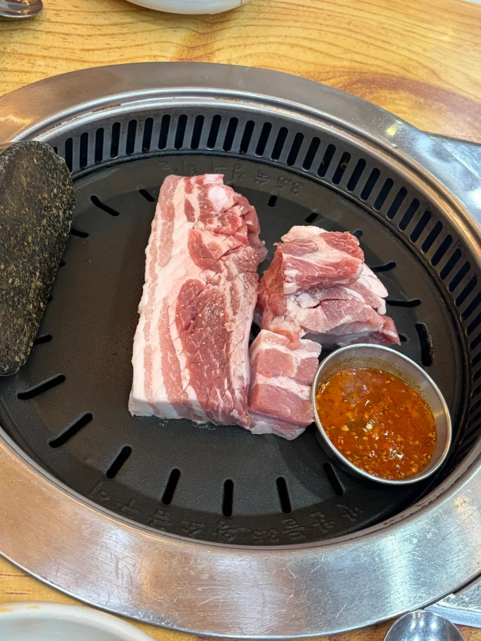 직원이 구워주는 삼겹살이 익어가는 불판