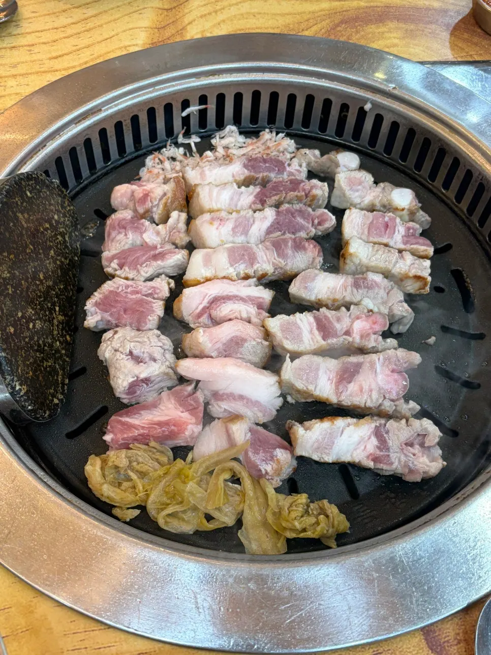 뒤집어 구워지는 삼겹살 클로즈업