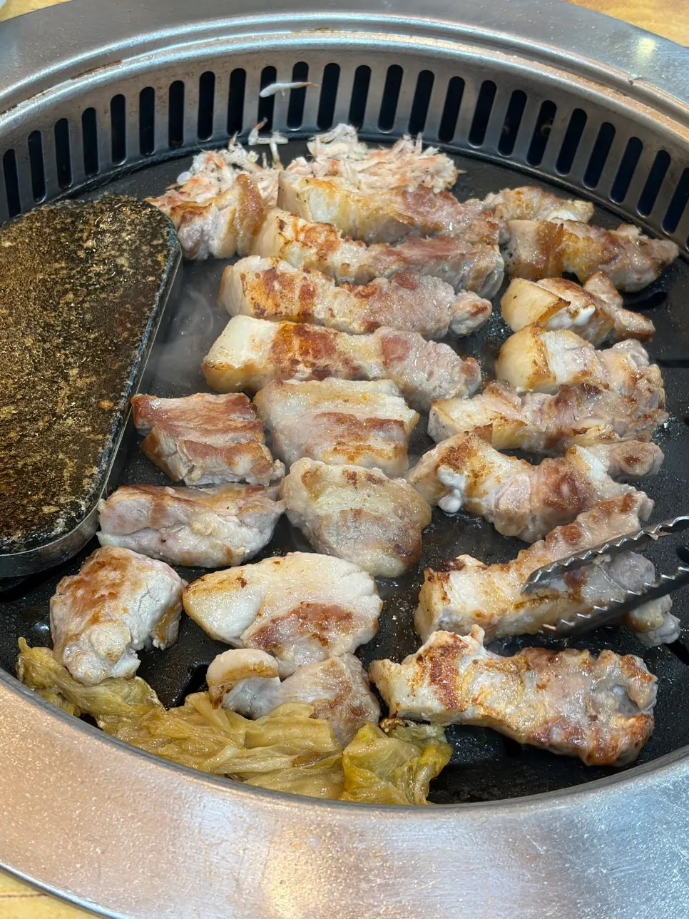 먹기 좋게 잘린 구운 삼겹살