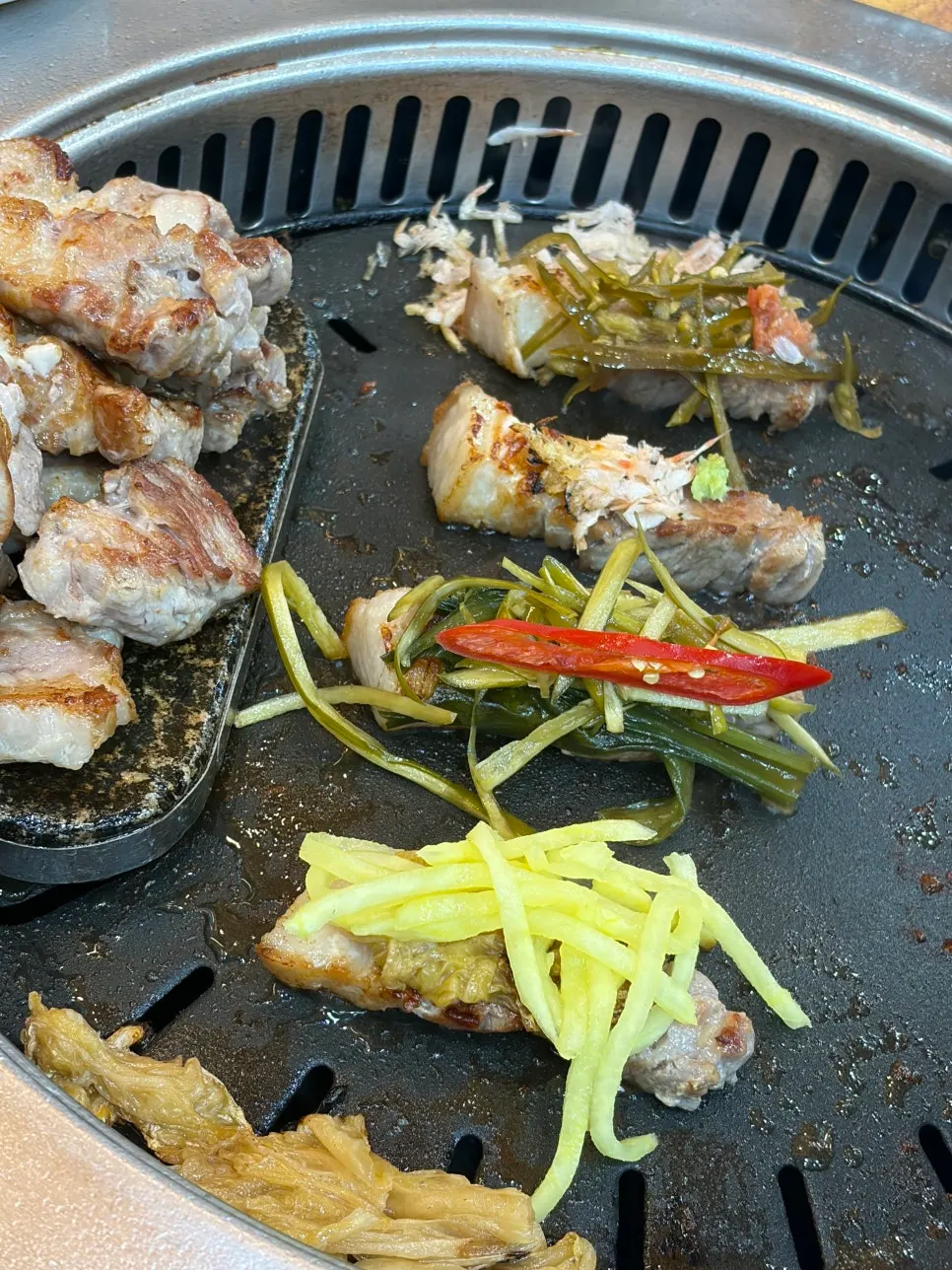 고기 위에 올려진 곁들임 재료