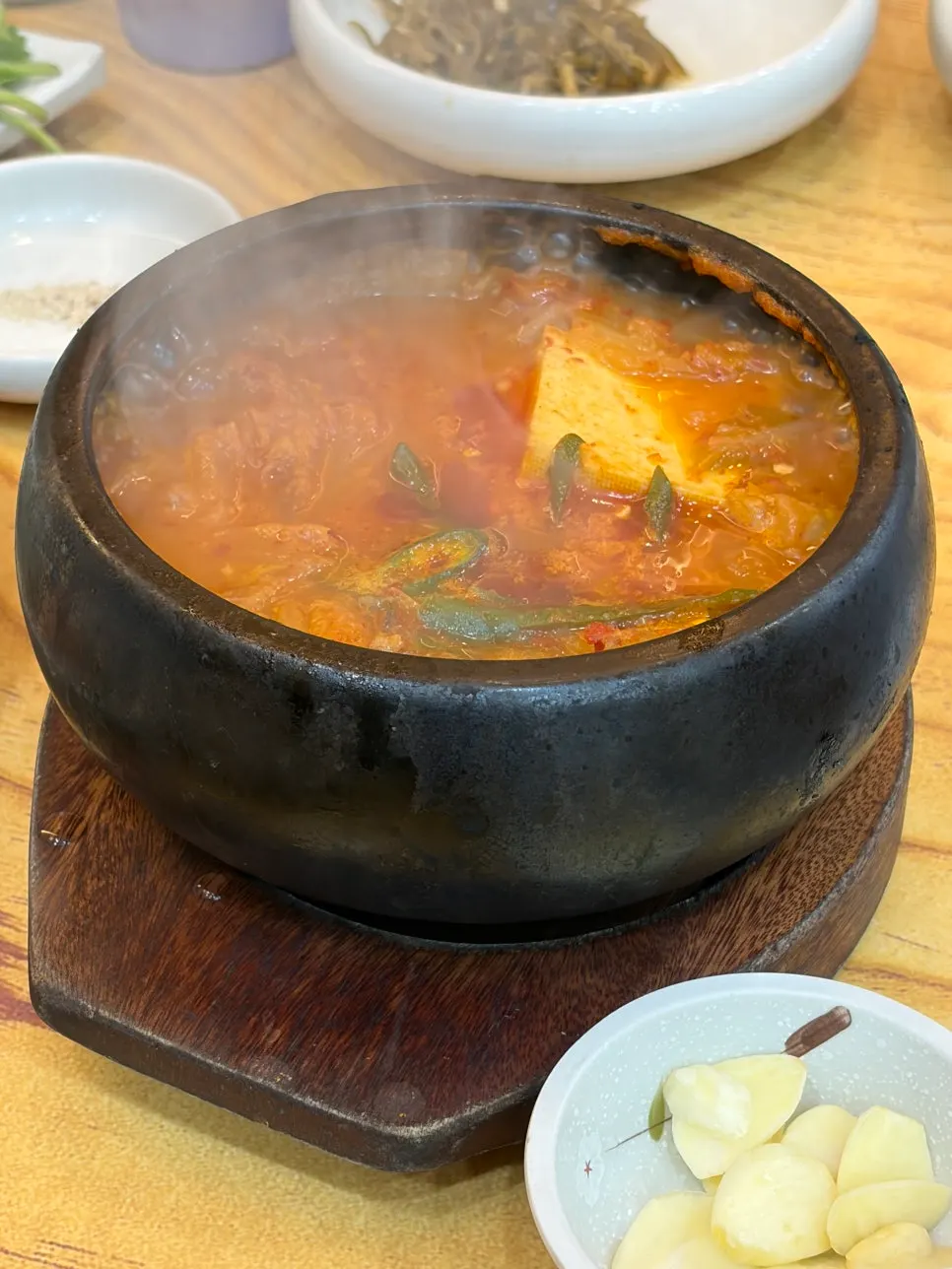 여러 곁들임을 올린 상추쌈