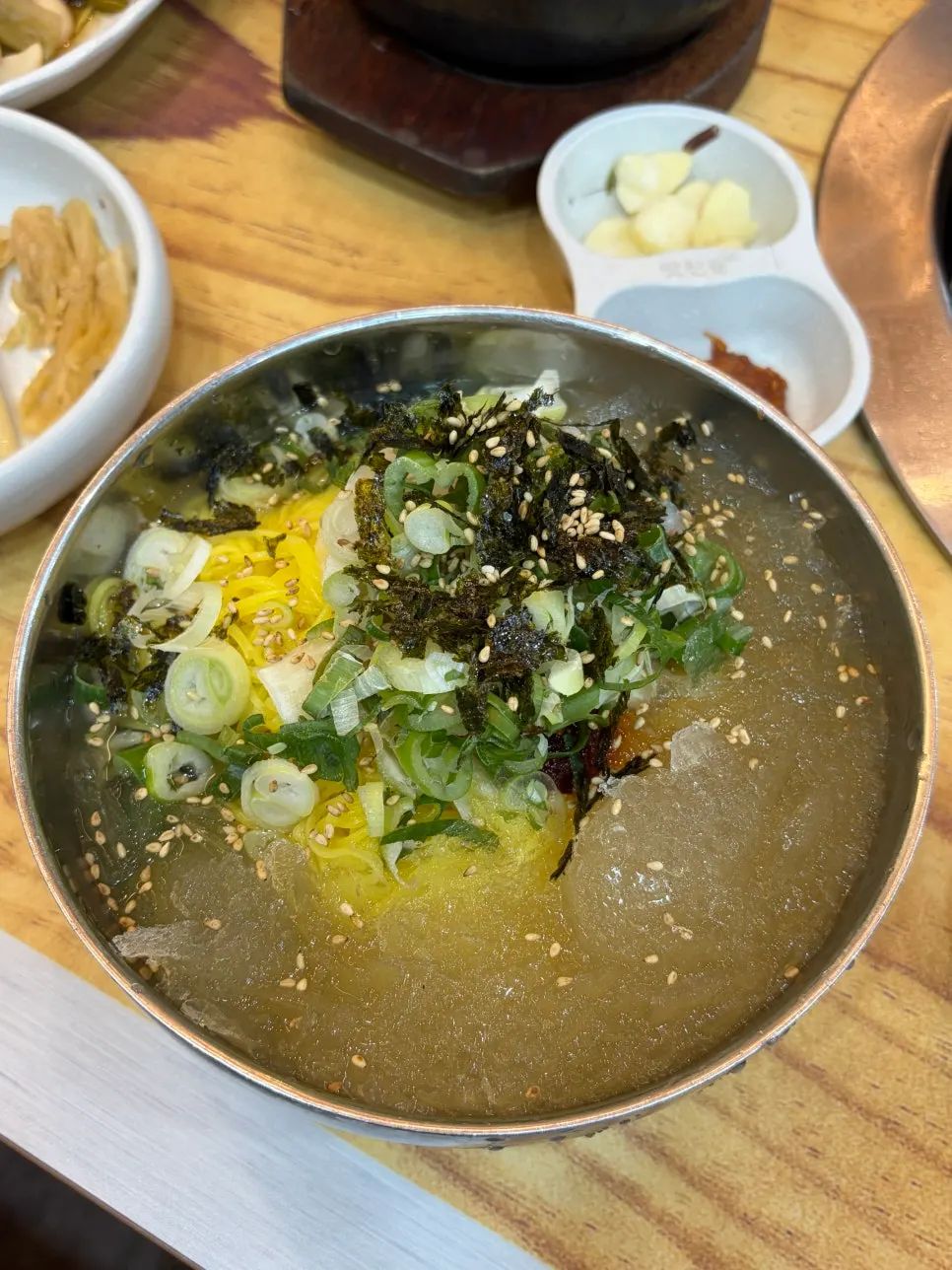 묵은지 뚝배기 김치찌개와 물 냉소면