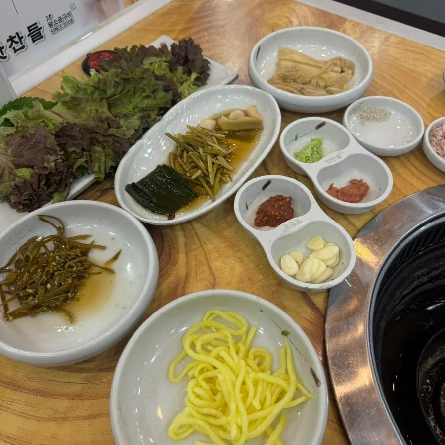 넓은 홀에 손님이 가득한 양주 삼겹살 가게 내부
