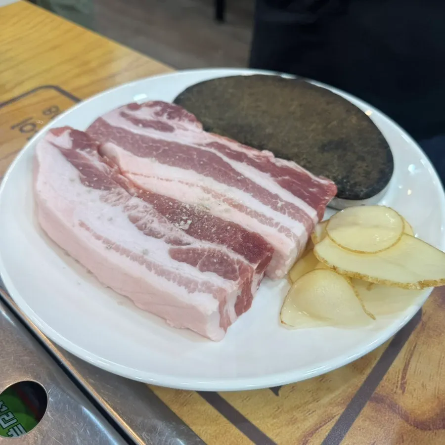 절임 반찬과 쌈채소가 깔린 상차림