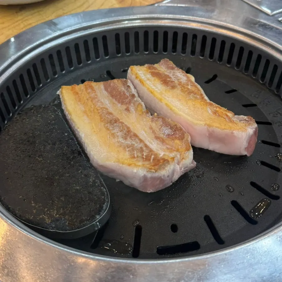 숙성 생삼겹살 접시 근접 모습