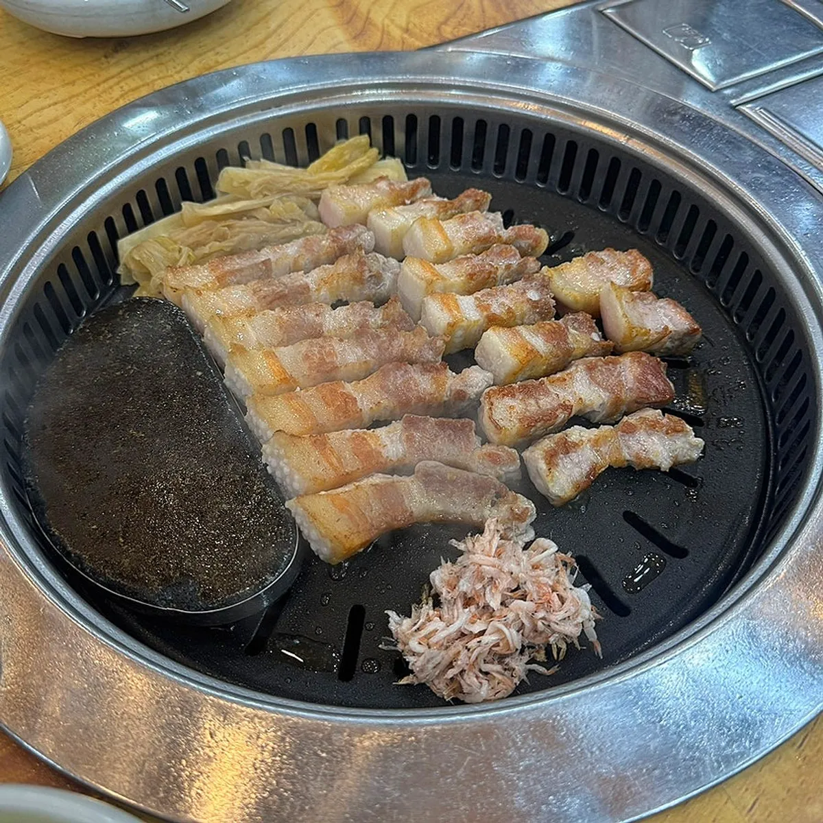 온도계로 익힘 정도를 확인하며 구운 삼겹살