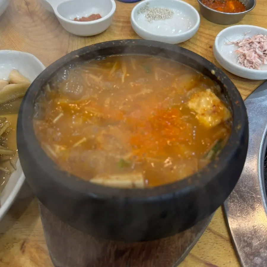 다 구워진 두툼한 삼겹살 단면
