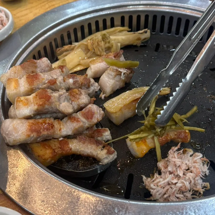 건더기 가득한 된장찌개와 공기밥