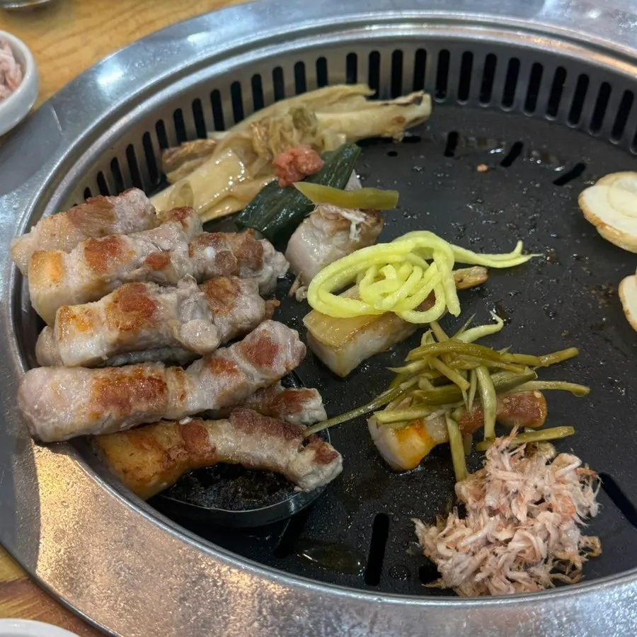 삼겹살과 된장찌개가 함께 놓인 상차림