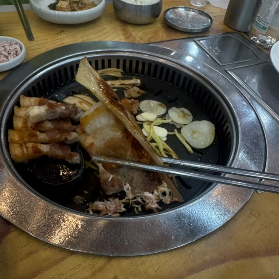 구운 삼겹살 위에 곁들임을 올린 시그니처 구성