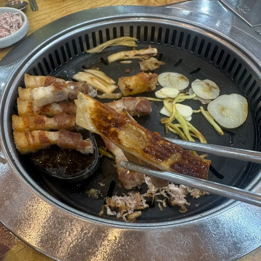 불판에서 익히는 새우젓과 곁들임 반찬