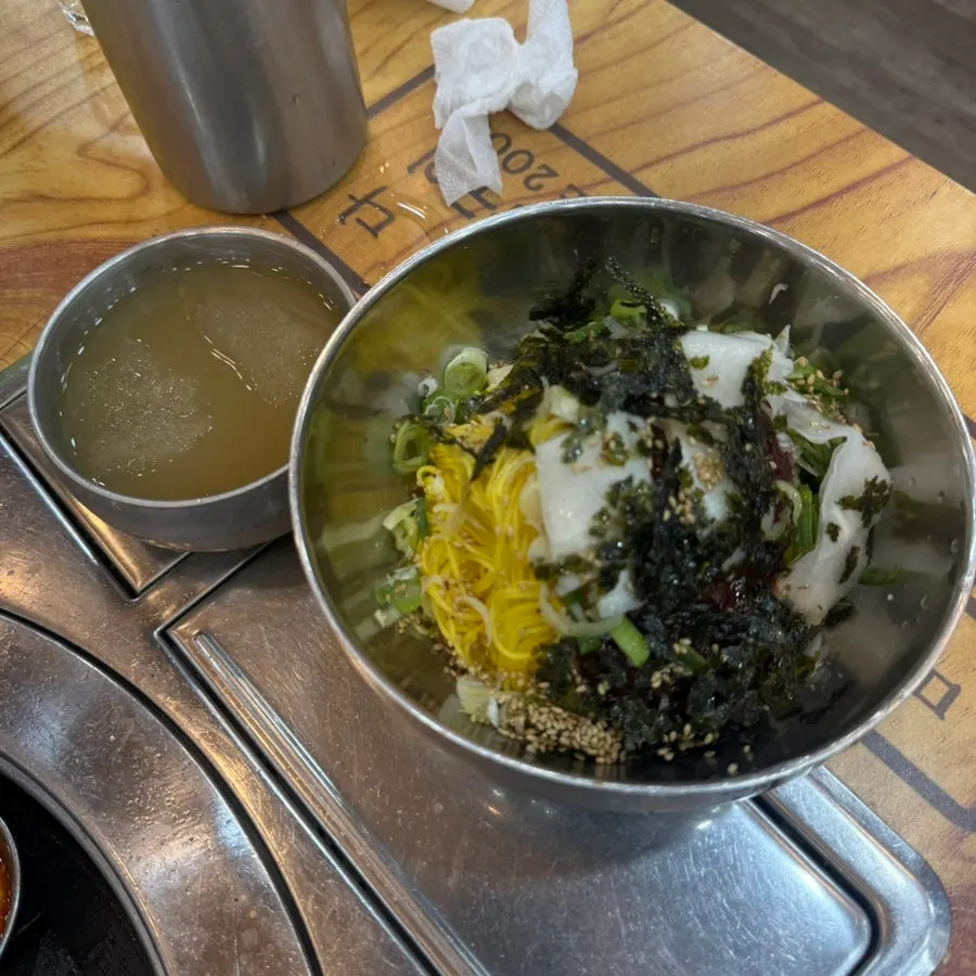 불판에 익힌 묵은지와 삼겹살