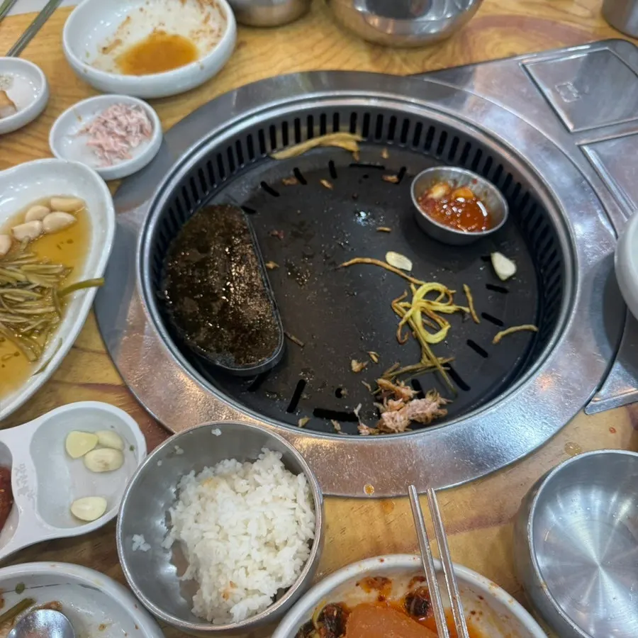 냉소면과 삼겹살, 소주가 함께 놓인 테이블