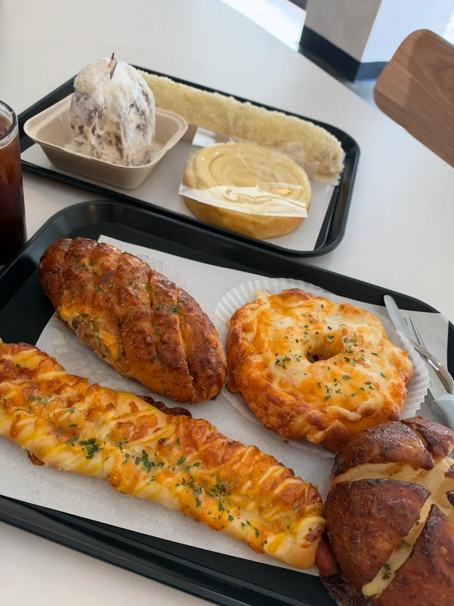 도아시스에서 맛본 화이트롤과 마늘 바게트 등 빵