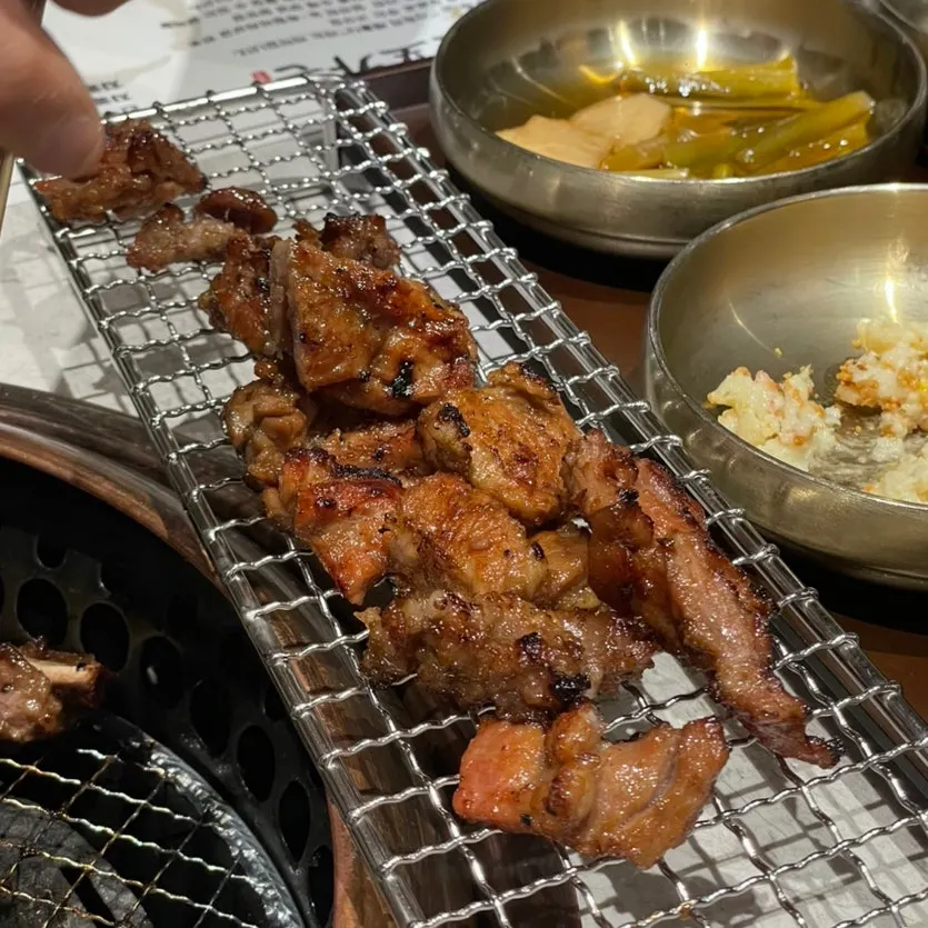 Fully grilled pork galbi resting on the warming grate