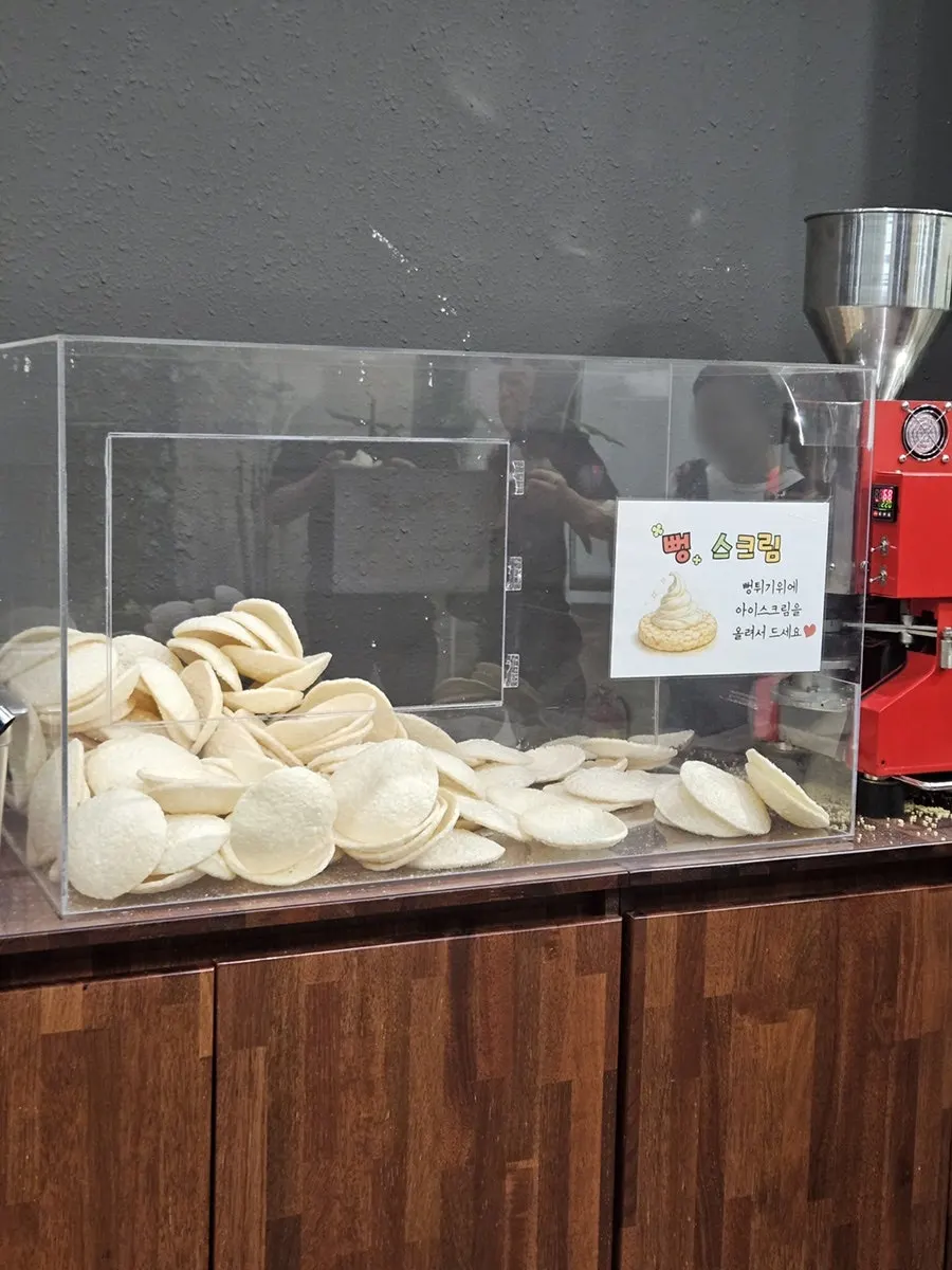 The dessert corner with ppeongseukeurim and coffee