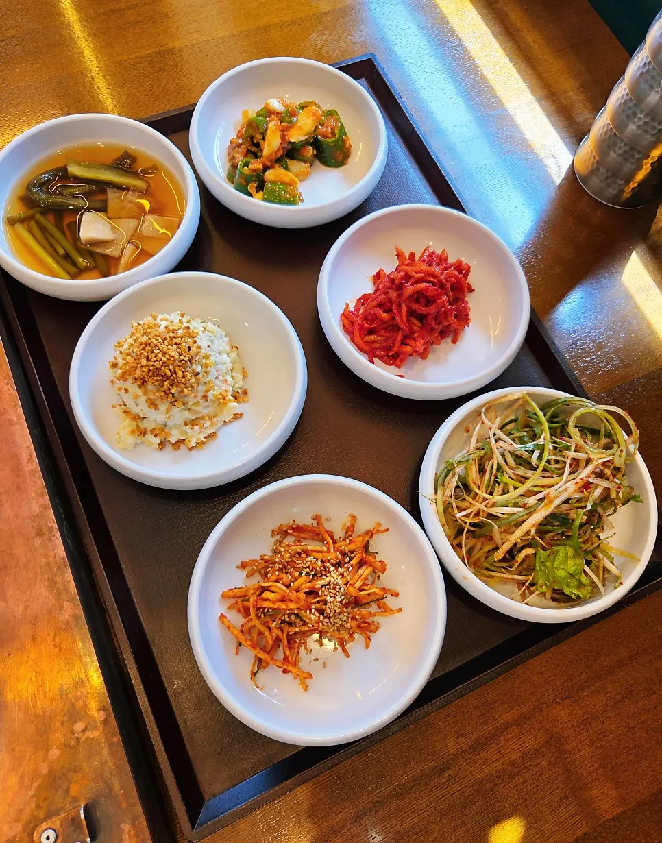 Basic table setting for the handmade galbi lunch course