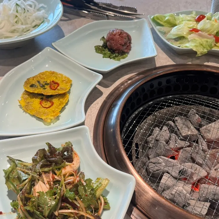샐러드와 김치류가 놓인 반찬 접시