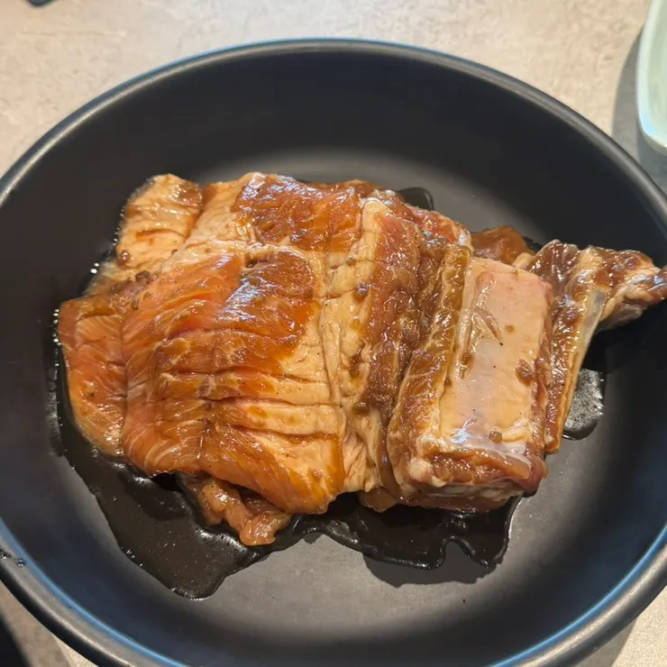 불판에 올린 한돈수제갈비 2인분