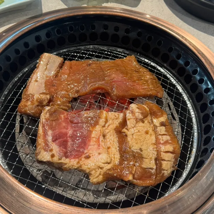 센 숯불에 구워지는 돼지갈비