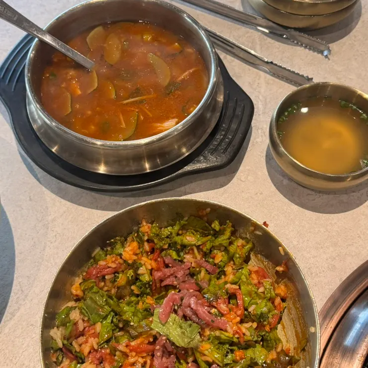 돼지갈비와 반찬이 함께 놓인 테이블