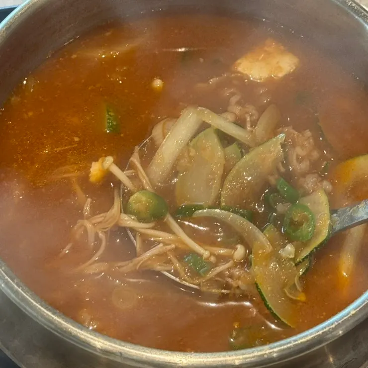 비벼 놓은 육회비빔밥 한 그릇