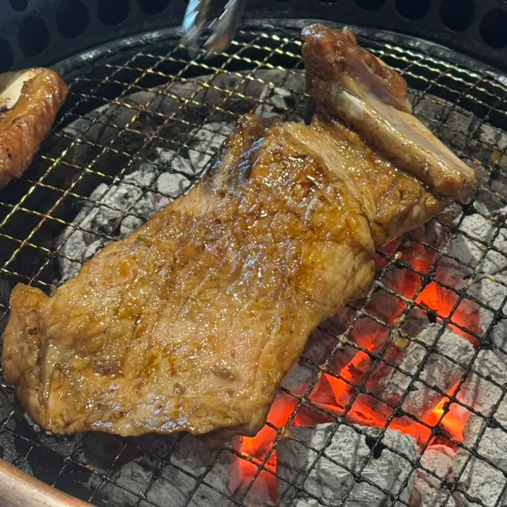 육회비빔밥에 돼지갈비 올린 한 입