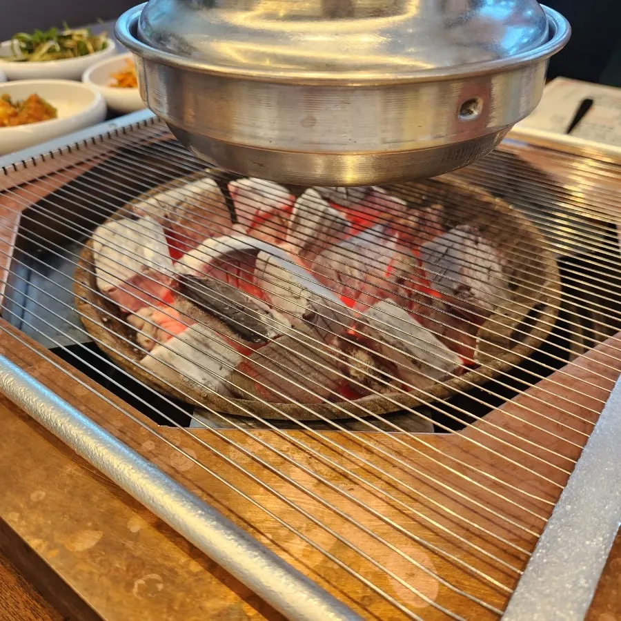육회와 육전이 포함된 상차림